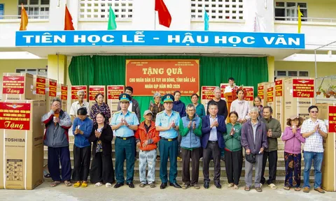 Nghĩa tình Sư đoàn 372 với nhân dân vùng lũ những ngày đầu năm 2026