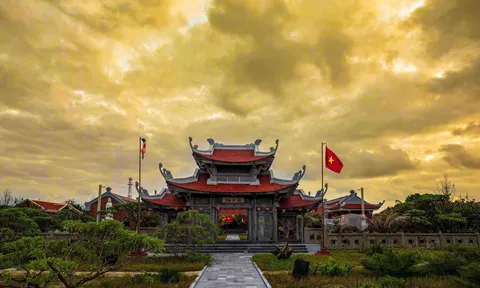 Tiếng chuông giữa sóng