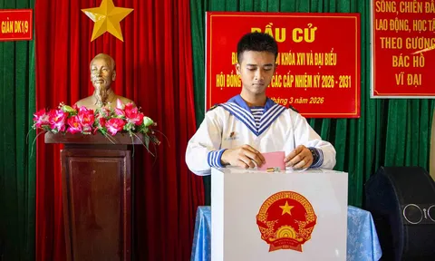 Mang lá phiếu đến với cử tri nơi đầu sóng