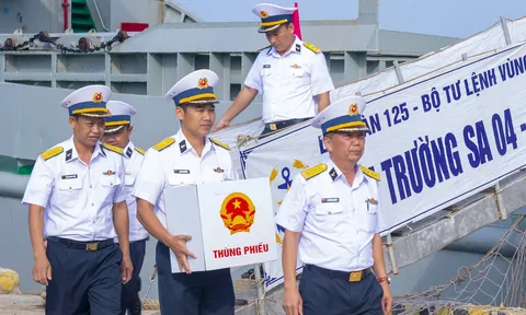 Đón Tổ bầu cử sớm trên biển: Hơn 600 lá phiếu từ thềm lục địa phía Nam cập bến an toàn