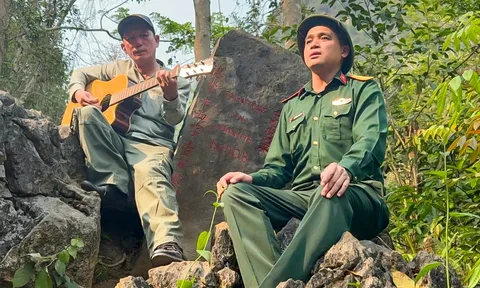 Tiếng hát tạc vào mốc thiêng