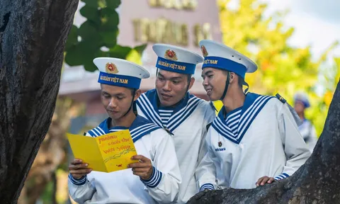 Giờ chào cờ đặc biệt hướng về Trường Sa