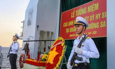 Nằm lại giữa trùng khơi, hóa thành cột mốc sống