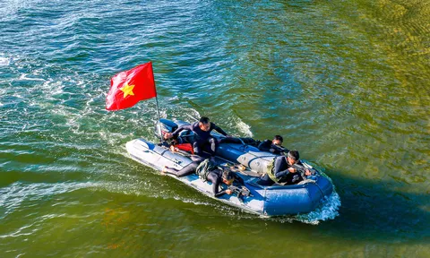Phát huy truyền thống anh hùng xây dựng quân chủng chính quy, hiện đại, hoàn thành xuất sắc nhiệm vụ được giao