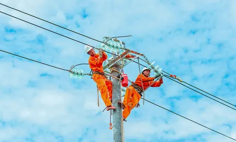 Đội nắng giữ dòng điện xuyên miền Trung