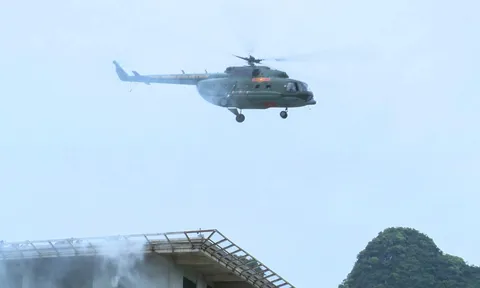 Trung đoàn KQ 916 huấn luyện cứu hộ y tế bằng trực thăng từ nóc nhà cao tầng