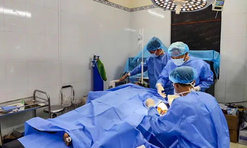 Cấp cứu thành công ngư dân dập nát bàn tay trên vùng biển Trường Sa