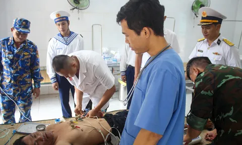 Quân y Song Tử Tây cứu thợ lặn nguy kịch giữa Trường Sa