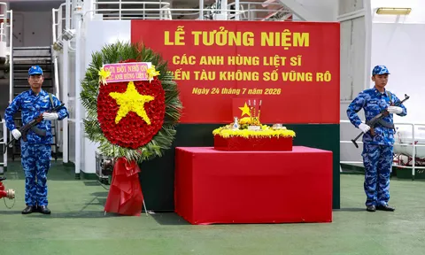 Đoàn công tác Cảnh sát biển dâng hương, thả hoa tri ân các Anh hùng Liệt sĩ