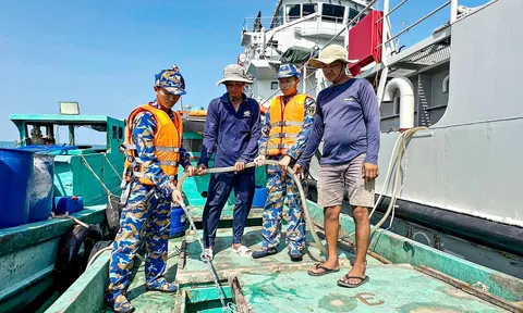 Tình quân dân giữa mùa hạn khát trên đảo tiền tiêu Hòn Chuối
