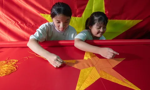 Những người giữ lửa nghề may Quốc kỳ