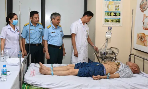 Thầy thuốc áo lính giữa lòng dân
