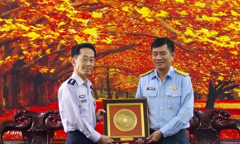 Tham mưu trưởng Lực lượng tự vệ trên không Nhật Bản thăm và làm việc tại Tiểu đoàn 64