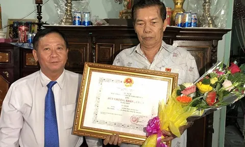 Người có công giúp đỡ cách mạng được tặng Huy chương Kháng chiến nhận trợ cấp bao nhiêu?
