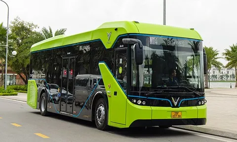 Khai trương tuyến buýt điện đầu tiên tại Việt Nam