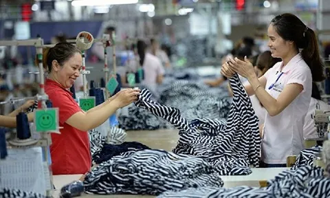 Công nhân “hy sinh” tăng ca, làm thêm để có thời gian chăm sóc con
