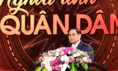 Thủ tướng: Nghĩa tình quân dân càng sâu sắc hơn trong những lúc gian khó
