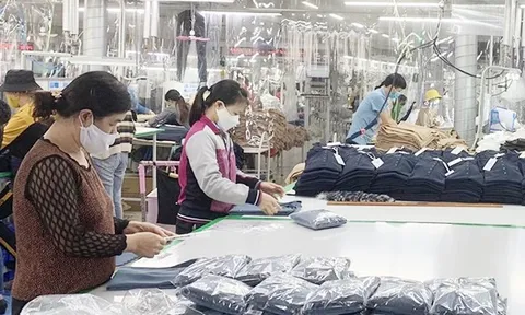 Sau Tết, công nhân phấn chấn trở lại nhà máy làm việc