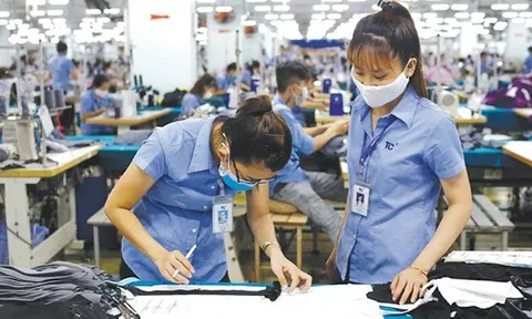 Công nhân tấp nập trở lại làm việc, doanh nghiệp thở phào