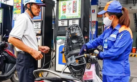 Thuế, phí chiếm gần 11.000 đồng mỗi lít xăng