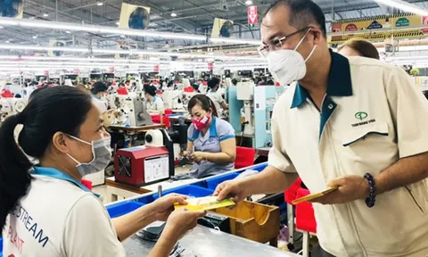 Nhà máy chi tiền tỷ thưởng công nhân mới