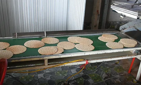 Cả làng phục lăn anh nông dân Tây Ninh không bằng cấp sáng chế ra máy nướng bánh đa thơm lừng