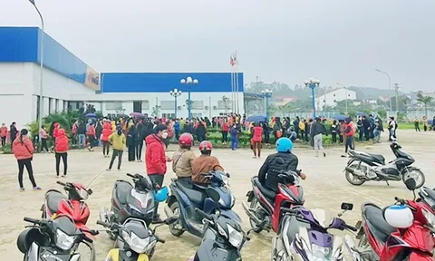 Công nhân trở lại làm việc sau khi được tăng lương