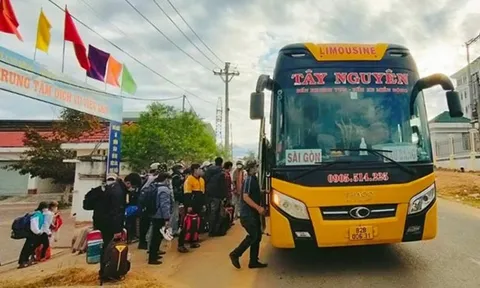Về bản làng tuyển công nhân