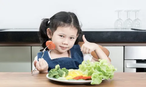 Dinh dưỡng cho trẻ mắc COVID-19 đang điều trị tại nhà cần lưu ý gì?