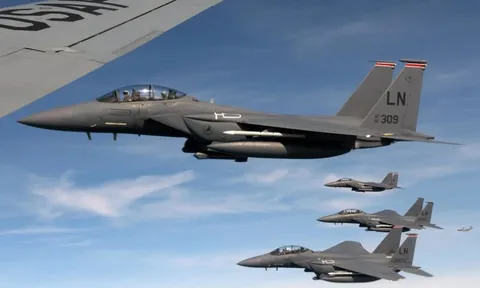 Máy bay chiến đấu NATO nép dưới bụng máy bay dân sự lẻn vào Nga