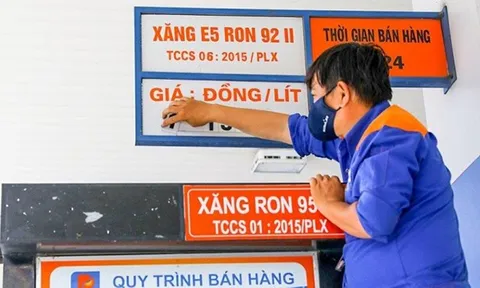 Giá xăng giảm hơn 800 đồng mỗi lít