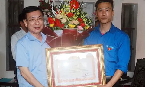Trao Bằng khen của Thủ tướng cho anh Nguyễn Đức Chính dũng cảm cứu người