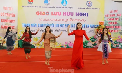 Ấm áp tết cổ truyền Bunpimay của lưu học sinh Lào tại Nghệ An