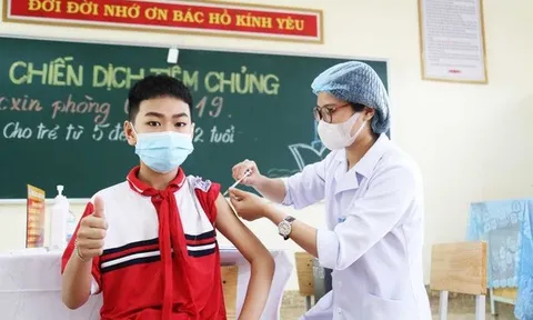 Phụ huynh cần làm gì khi đưa trẻ đi tiêm vaccine COVID-19?