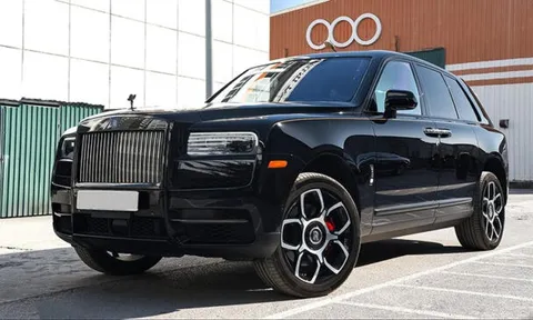 ‘Soi’ siêu xe 60 tỷ Rolls-Royce Cullinan Black Badge 2022
