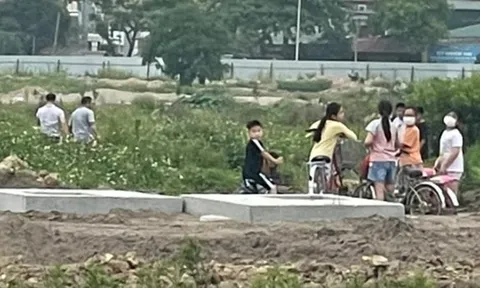 Đi tập thể dục, thiếu tá công an ở Hải Dương cứu 2 bé ngập dưới hố nước sâu