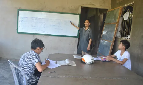 Người thầy chỉ đứng và hành trình gieo chữ nơi xóm nghèo