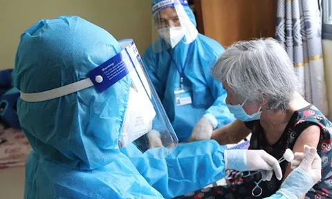 Chuẩn bị tiêm mũi 4 vaccine COVID-19 cho người trên 18 tuổi