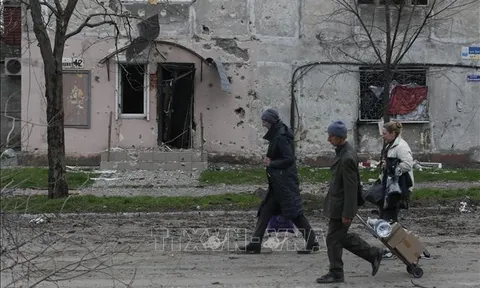 Ukraine: Dân thường được sơ tán khỏi Azovstal trên xe mang biểu tượng của LHQ