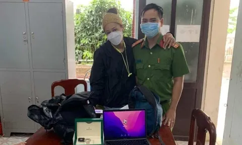 Nữ du khách Mỹ cảm kích ôm chầm cán bộ công an khi nhận lại tài sản đánh rơi