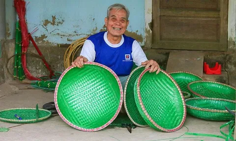 Cụ ông 78 tuổi “bắt” rác thải nhựa đẻ ra tiền