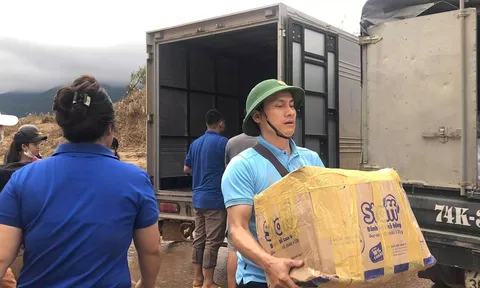 Thầy giáo miền núi giúp xây trường, khoan giếng cho dân