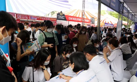 Hàng nghìn học sinh tham gia ngày hội tư vấn, hướng nghiệp lớn nhất miền Bắc