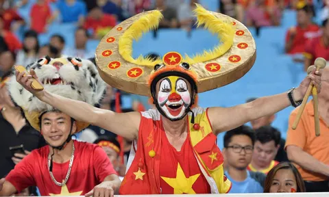 Gặp "cổ động viên số 1 Việt Nam" 20 năm làm mũ linh vật SEA Games: "Tôi đi dọc bờ hồ Hoàn Kiếm đến sân Hàng Đẫy, ai cũng ngước nhìn"
