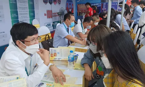 Đại học mở nhiều ngành mới, cạnh tranh nhau để tuyển sinh