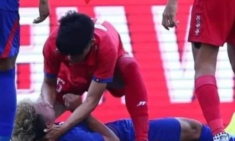 Hành động đẹp của cầu thủ U23 Lào trên sân vận động Thiên Trường