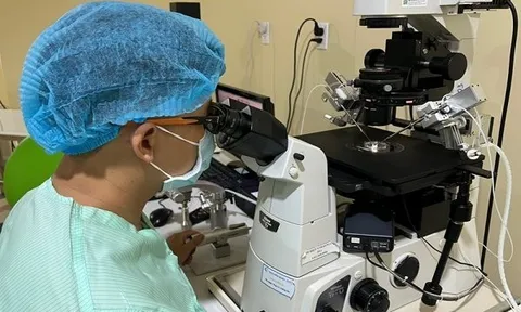 Lần đầu tiên tại Việt Nam: Các bác sĩ giúp đàn ông không tinh trùng vẫn có con