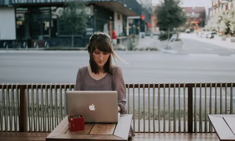 Nghiện việc, nhiều người trẻ ngủ và thức bên chiếc laptop