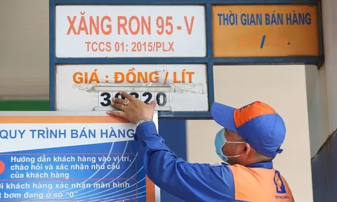 Giá xăng tăng vượt 30.500 đồng/lít, lập kỷ lục mới