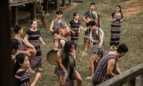 Người trưởng làng giữ nhịp chiêng ba của dân tộc Hrê